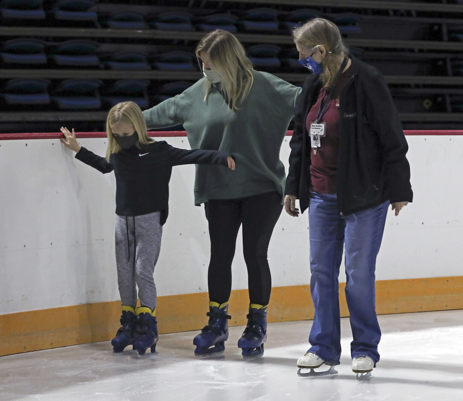 BR.iceskating.112220 07 mw.JPG